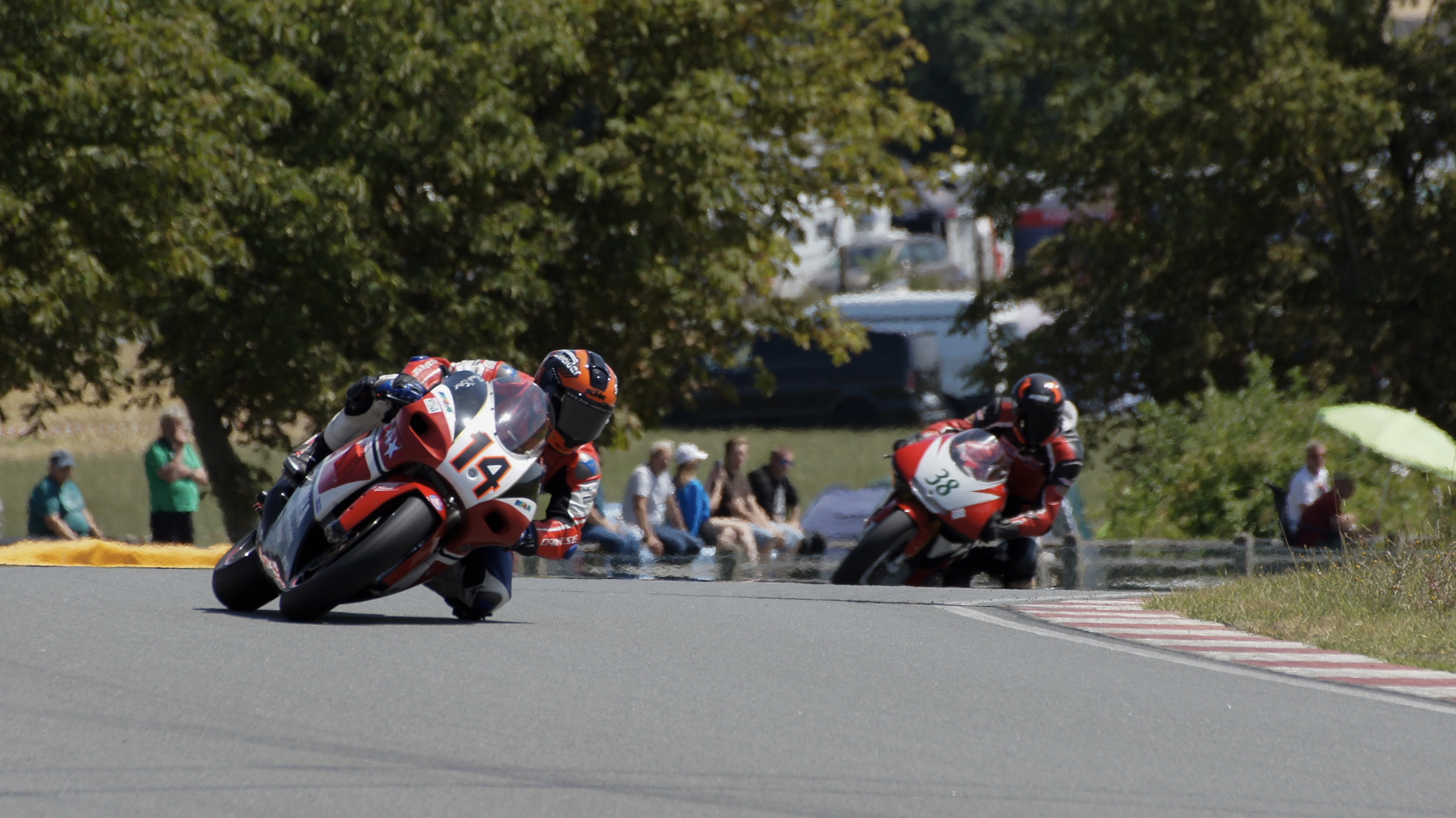 #15 Chris vor #38 Robert Dehner